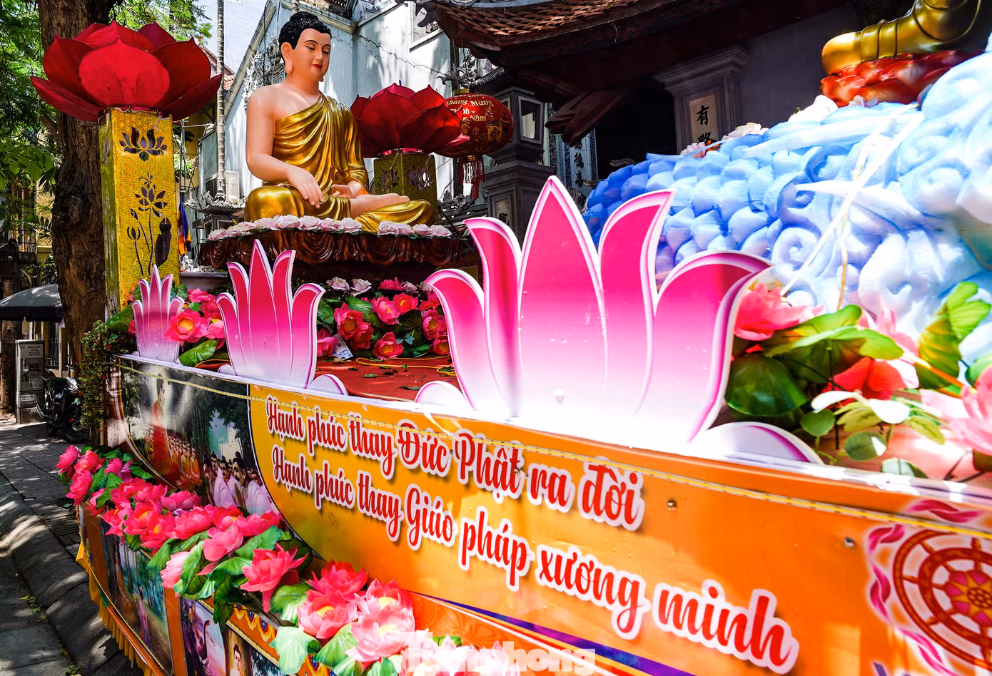 Phía ngoài cổng chùa Hoè Nhai, xe hoa diễu hành mừng đại lễ Phật đản nổi bật với tượng Phật trên đài sen.