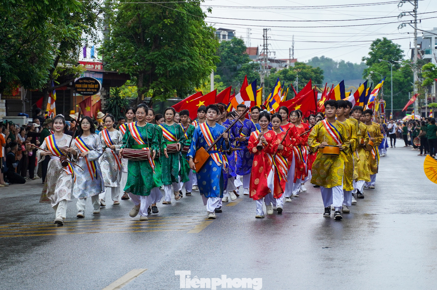 Từ sáng sớm nay, hàng nghìn người dân và du khách, phật tử đã có mặt từ rất sớm tại chùa Phúc Sơn, xã Cao Xá, huyện Tân Yên (Bắc Giang) để chờ đoàn cung rước xá lợi Phật.