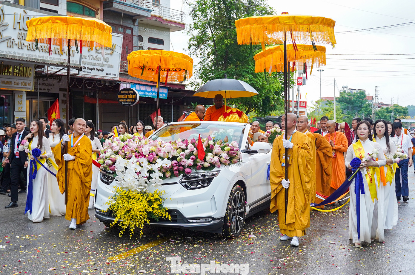 Sáng 23/5, xá lợi Phật được chư tôn đức tăng, ni Giáo hội Phật giáo Việt Nam và Ấn Độ cung rước đến chùa Phúc Sơn (Bắc Giang) sau thời gian tôn trí tại núi Chùa Bái Đính (Ninh Bình).