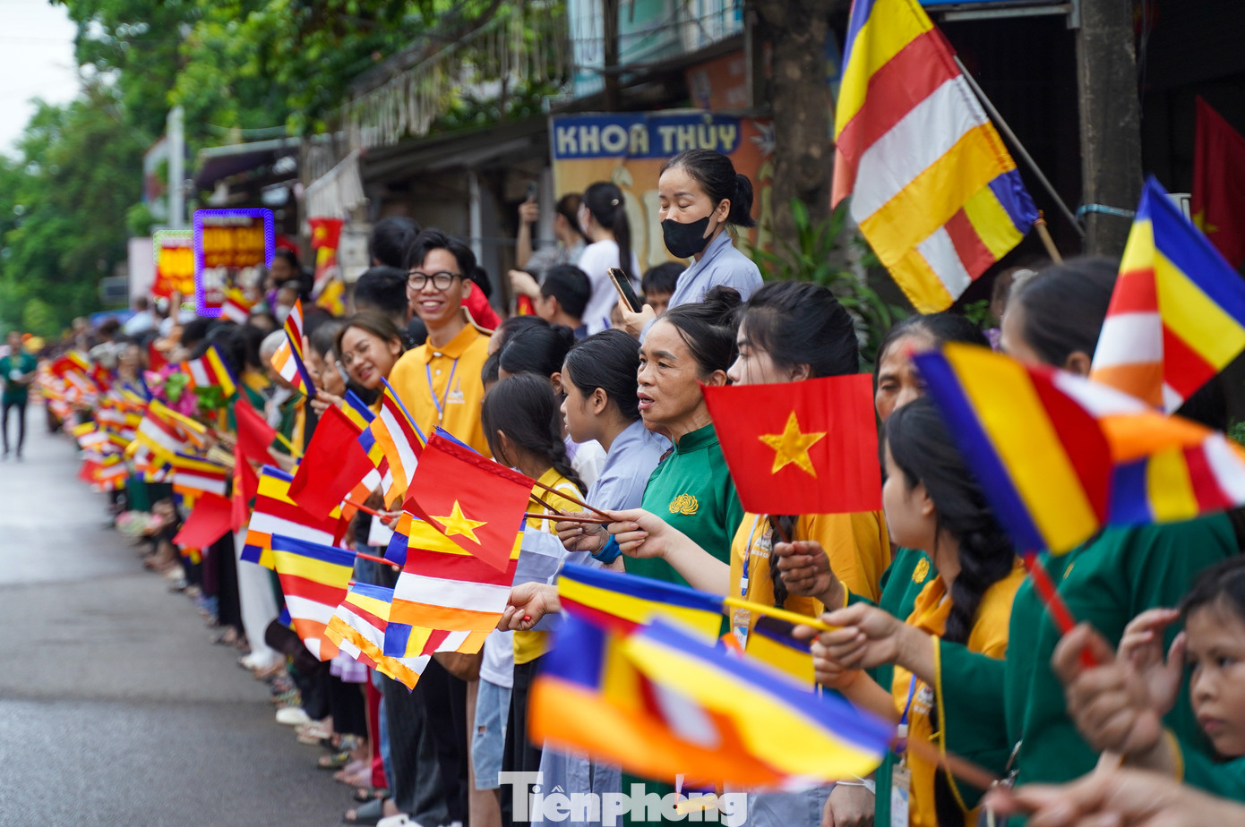 Từ sáng sớm nay, hàng nghìn người dân và du khách, phật tử đã có mặt từ rất sớm tại chùa Phúc Sơn, xã Cao Xá, huyện Tân Yên (Bắc Giang) để chờ đoàn cung rước xá lợi Phật.