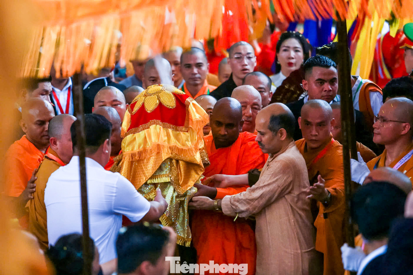 Xá Lợi Phật Thích Ca Mâu Ni được các hoà thượng rước vào chùa Phúc Sơn.