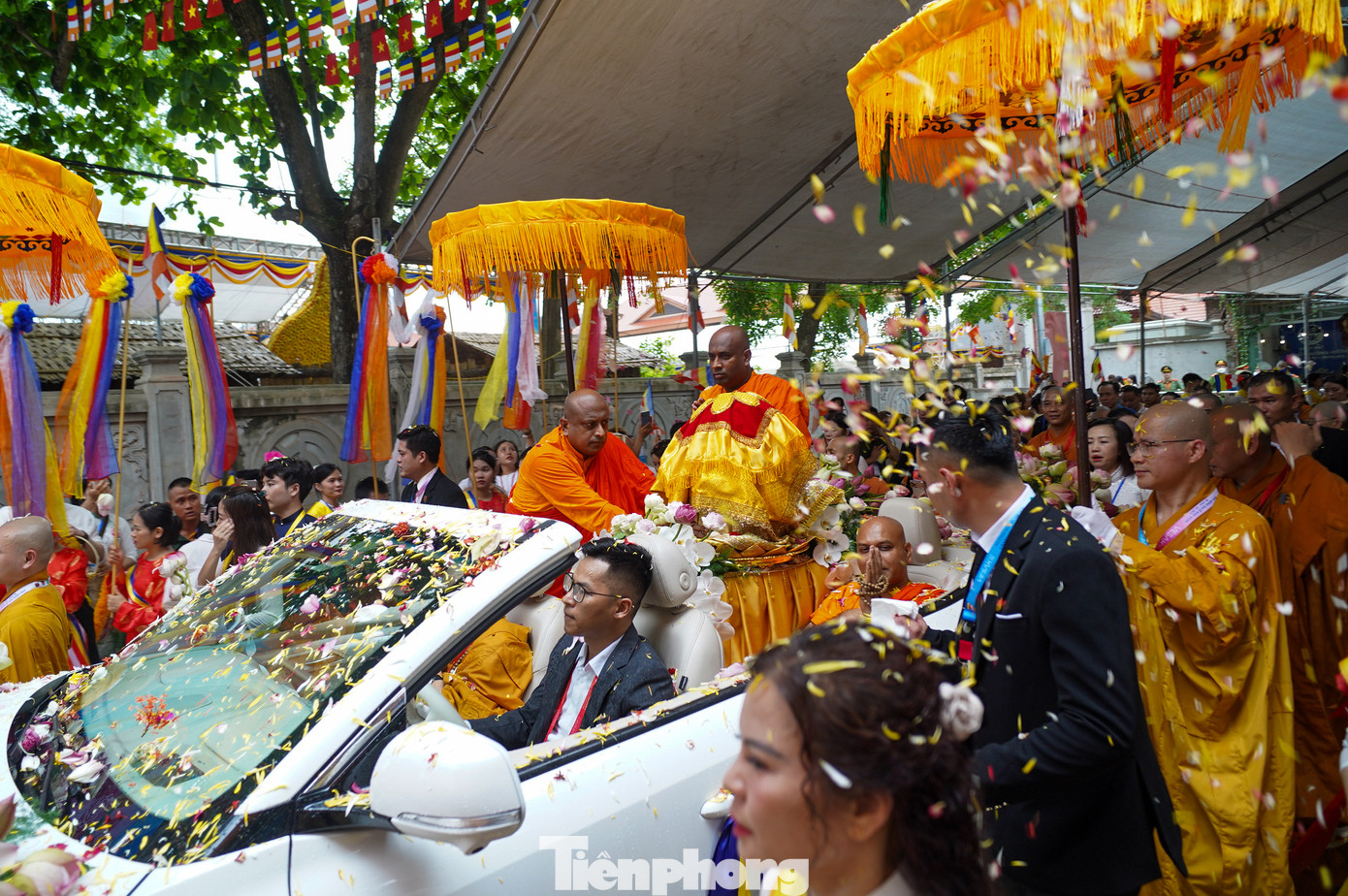 Đến 10h, đoàn cung rước xá lợi Phật về chùa Phúc Sơn trong niềm hân hoan của người dân địa phương và phật tử.
