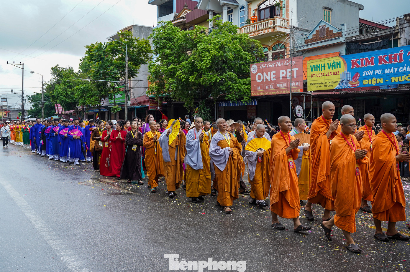 Từ sáng sớm nay, hàng nghìn người dân và du khách, phật tử đã có mặt từ rất sớm tại chùa Phúc Sơn, xã Cao Xá, huyện Tân Yên (Bắc Giang) để chờ đoàn cung rước xá lợi Phật.
