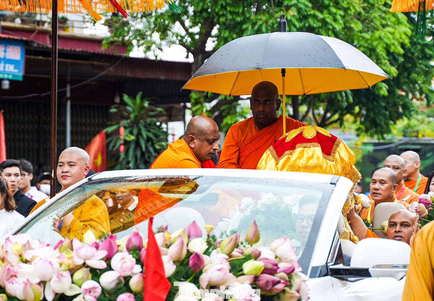 Đoàn cung rước xá lợi khởi hành từ 6h sáng và di chuyển bằng ôtô.