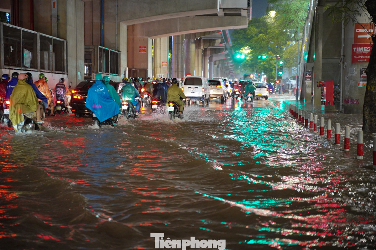 Nước lênh láng trên đường Cầu Giấy.