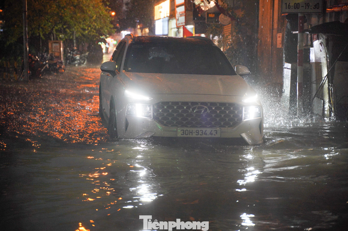 Nước ngập đến nửa bánh ô tô.