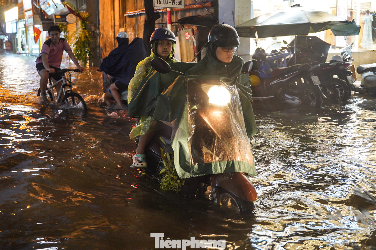 Vừa đi từ đường Dịch Vọng đến Cầu Giấy, một chủ xe đã phải dắt bộ vì xe chết máy do ngập úng