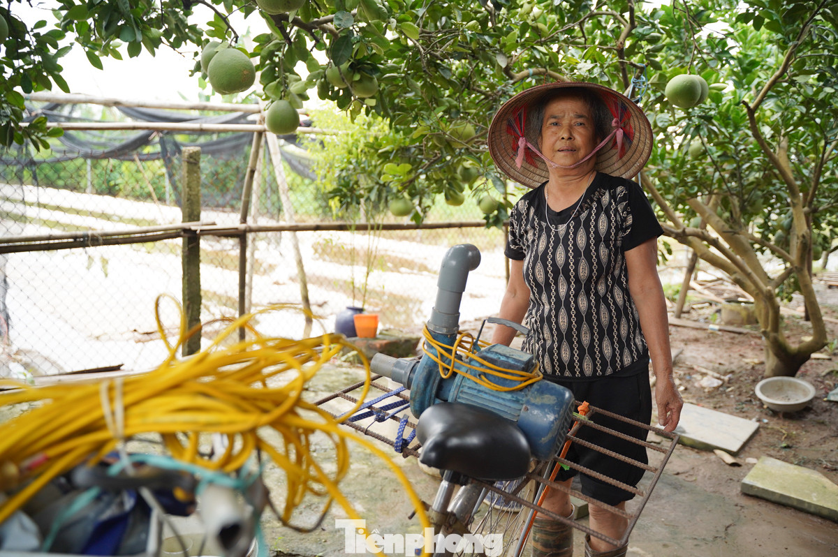 Máy bơm những ngày này được người dân sử dụng hết công suất để hút nước.