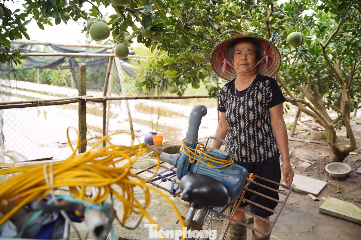 Máy bơm những ngày này được người dân sử dụng hết công suất để hút nước.