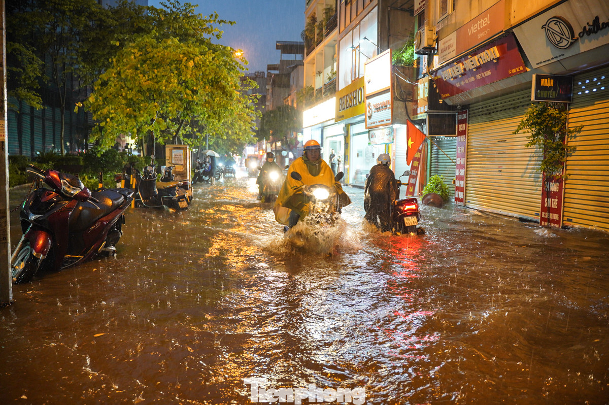 Theo Trung tâm Dự báo Khí tượng Thủy văn Quốc gia, ngày mai 25/8/2024, thời tiết khu vực Hà Nội nhiều mây, có mưa, đêm và sáng mưa vừa, có nơi mưa rất to.
