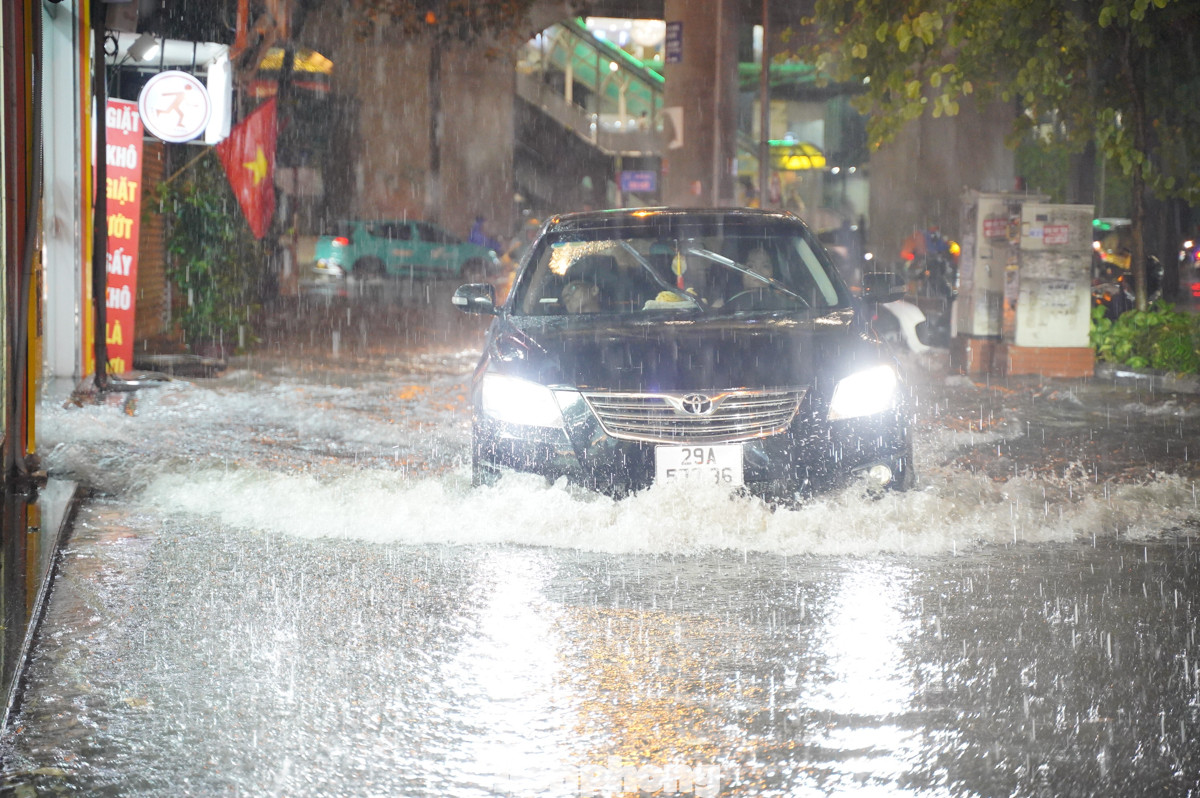 Nước ngập đến nửa bánh ô tô.