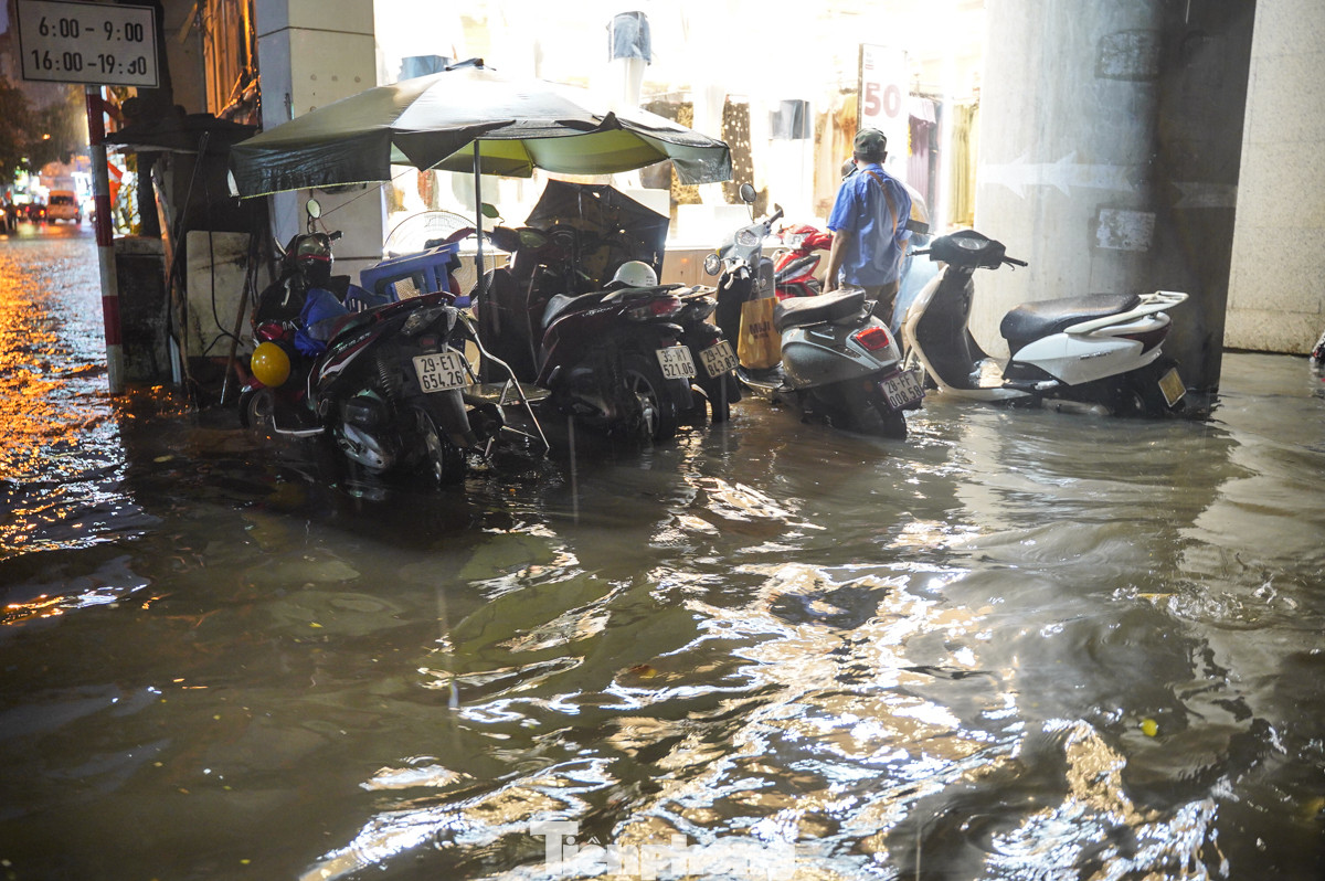 Mặc dù nhiều xe máy đã được để lên vỉa hè, nhưng theo quan sát, nước vẫn ngập sâu đến mức che lấp cả bánh xe.
