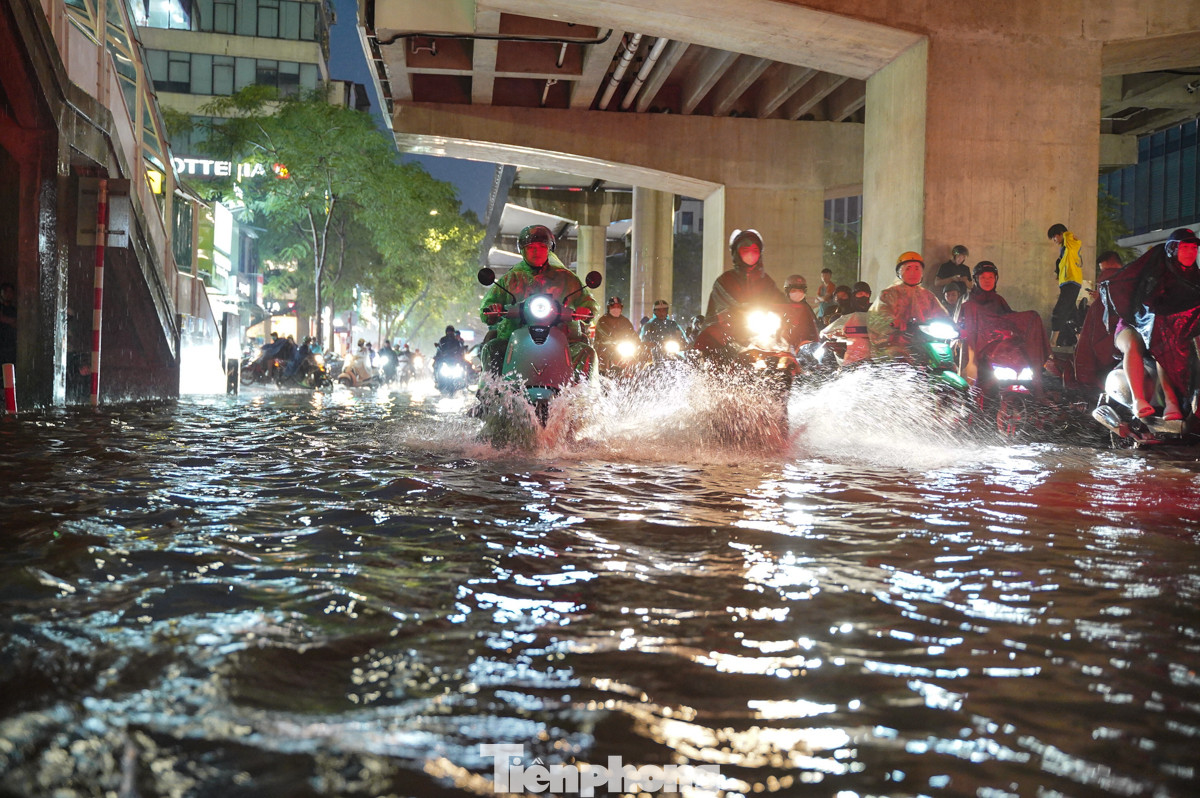 Theo ghi nhận của phóng viên Tiền Phong, tại đường Cầu Giấy (gần ga Chùa Hà) vào khoảng 18 giờ chiều nay, mặc dù trời chỉ mưa khoảng 15 phút (từ lúc 17h45) nhưng nước đã ngập lênh láng, có nơi ngập đến lút bánh xe.