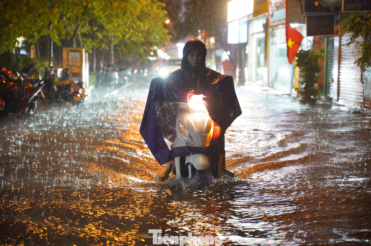 Chiều 24/8 tại nội thành Hà Nội tiếp tục xảy ra mưa lớn, một số tuyến đường tại quận Cầu Giấy ngập sâu.