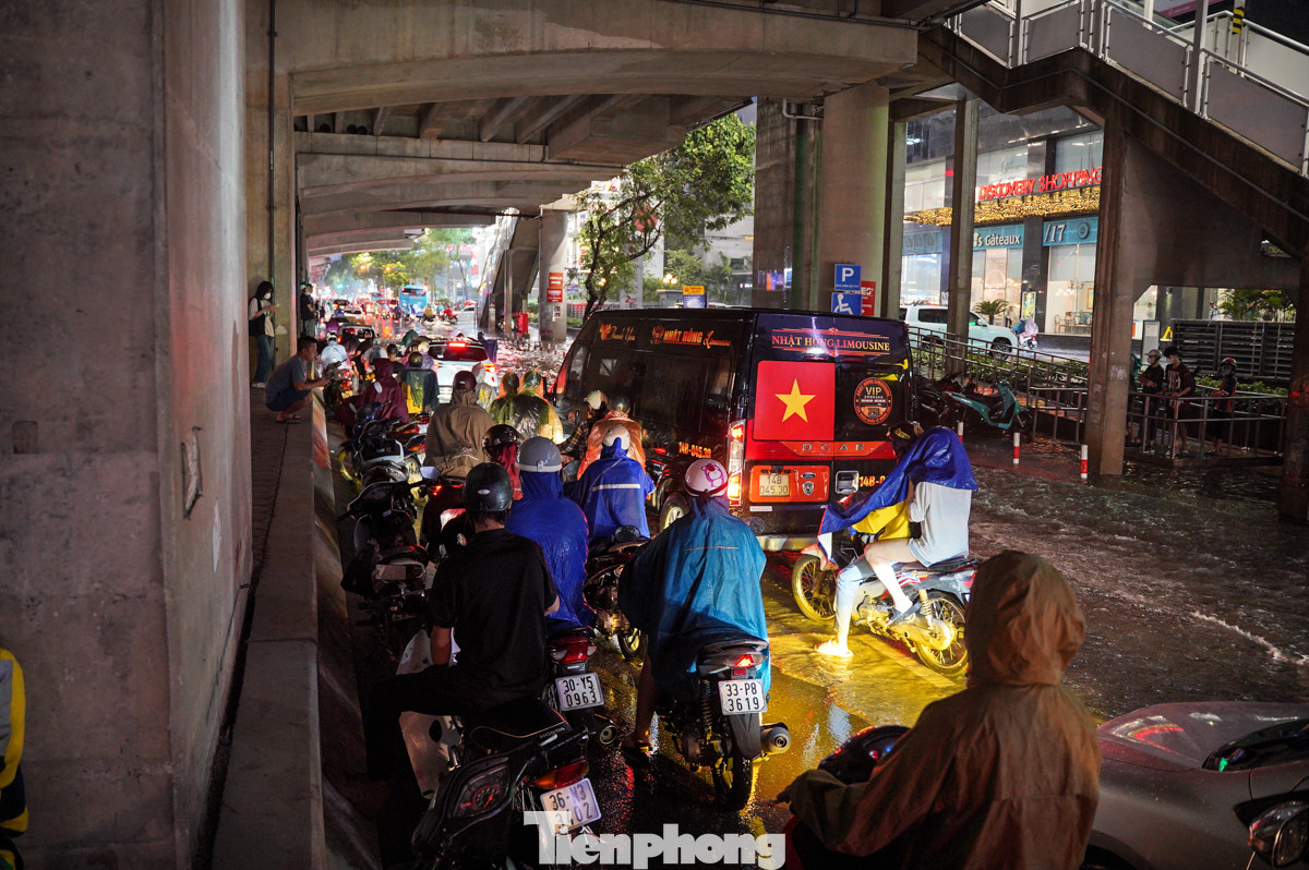 Hàng loạt xe máy trú mưa tạm dưới chân ga Chùa Hà.