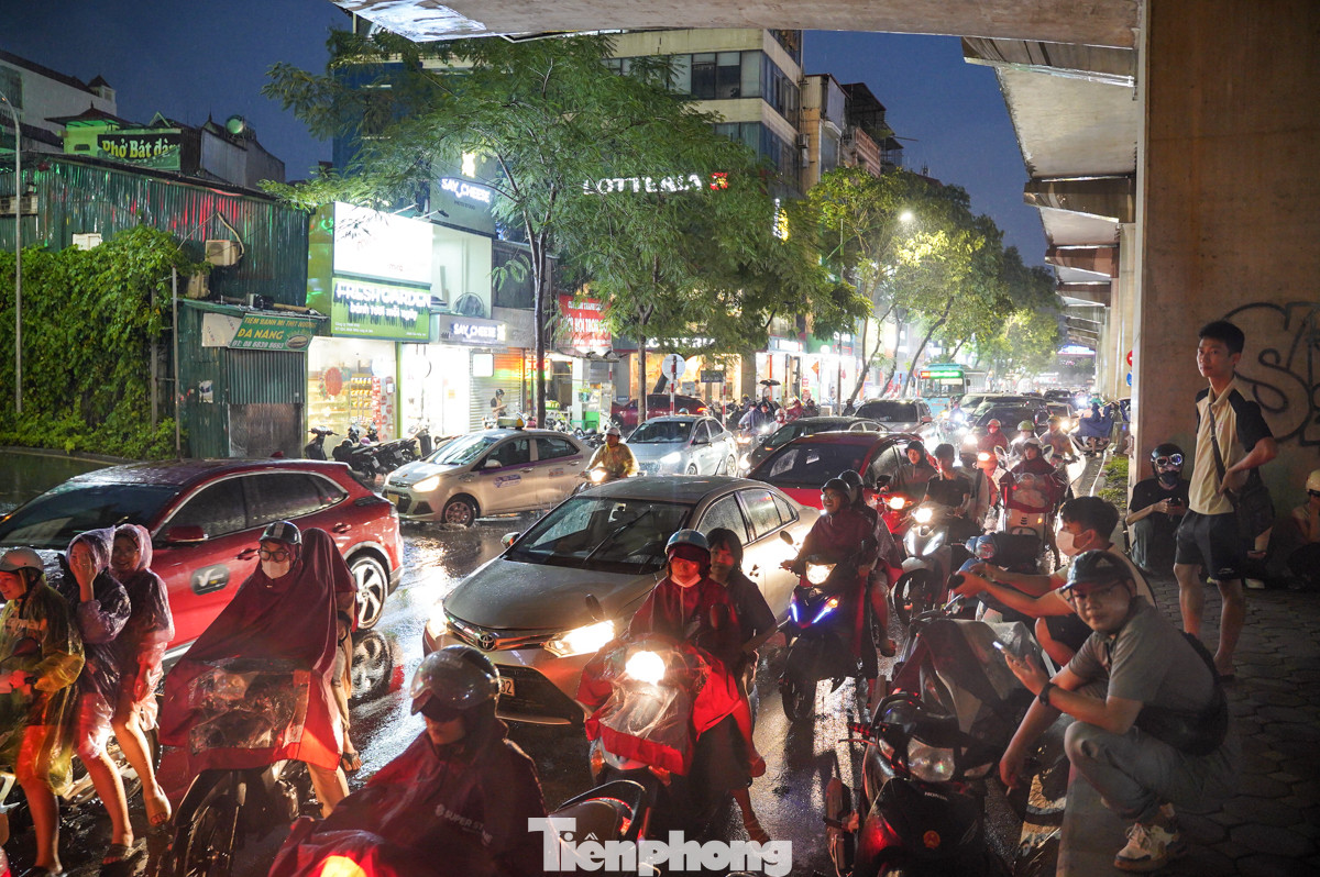 Cách khu vực ngập khoảng 100m, giao thông ùn tắc cục bộ do các phương tiện di chuyển chậm và khó khăn.