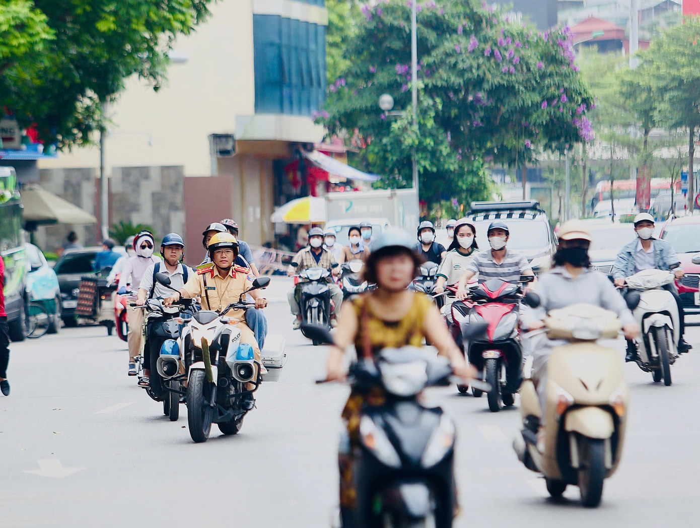 Khoảng 7h10, một xe của lực lượng CSGT đưa một nữ sinh đến điểm thi Trường THPT Quang Trung – Đống Đa. Trao đổi với PV Tiền Phong, Đại úy Nguyễn Tiến Đạt – cán bộ Đội CSGT số 3 cho biết, vào khoảng 7h, khi đang tuần tra, kiểm soát tại khu vực Ngã Tư Sở, tổ công tác phát hiện một nữ sinh mặc đồng phục, đang loay hoay dắt bộ chiếc xe đạp điện bị hỏng.