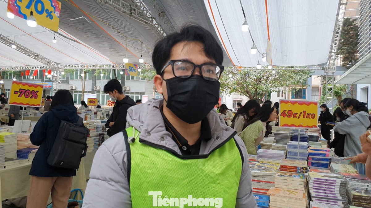 Anh Thắng - nhân viên phụ trách gian hàng cũng cho rằng: “Ở gian 49.000 đồng/kg hầu hết là những đầu sách dành cho tuổi teen nên việc nhiều người tìm không được sách mình muốn là chuyện rất bình thường. Hơn nữa, những đầu sách mà mọi người hay tìm thường bán rất chạy nên sẽ không có ở những gian như thế này”.