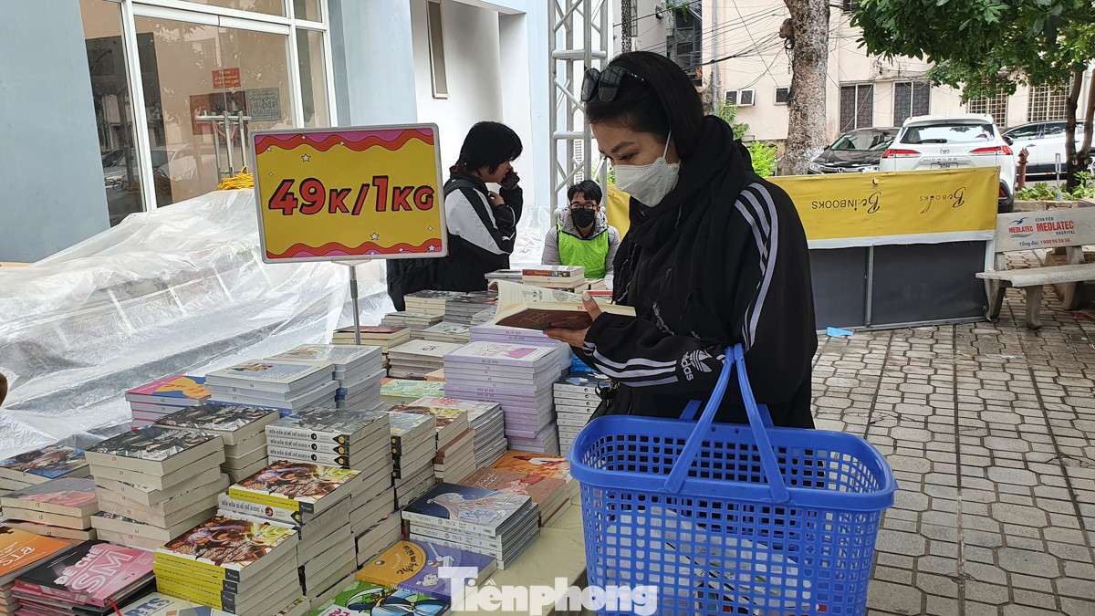 Có một số quan điểm cho rằng việc bán sách theo cân sẽ làm giảm giá trị của sách và không hy vọng tìm được cuốn sách mình muốn tại gian hàng này.