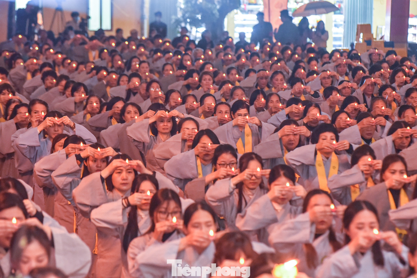 Khung cảnh lung linh, thành kính.