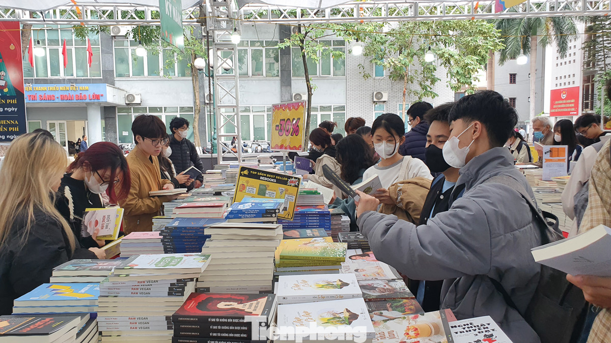 Hội sách đa dạng các mức ưu đãi cùng nhiều phần quà và các hoạt động thú vị. Trong thời gian diễn ra sự kiện liên tục có các khung giờ vàng giảm giá sâu, tạo điều kiện cho người tham gia săn sách với nhiều mức ưu đãi, như 10h-11h giảm 50% tất cả đầu sách.