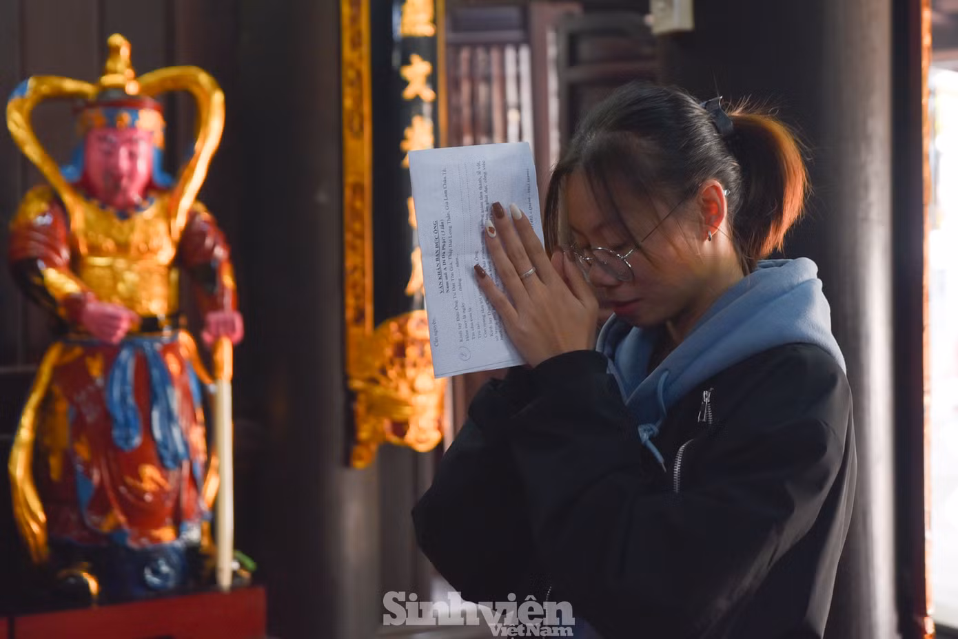 Hầu hết các bạn đến chùa Hà để gửi gắm những tâm tư cùng hy vọng sớm tìm được nửa kia của mình.