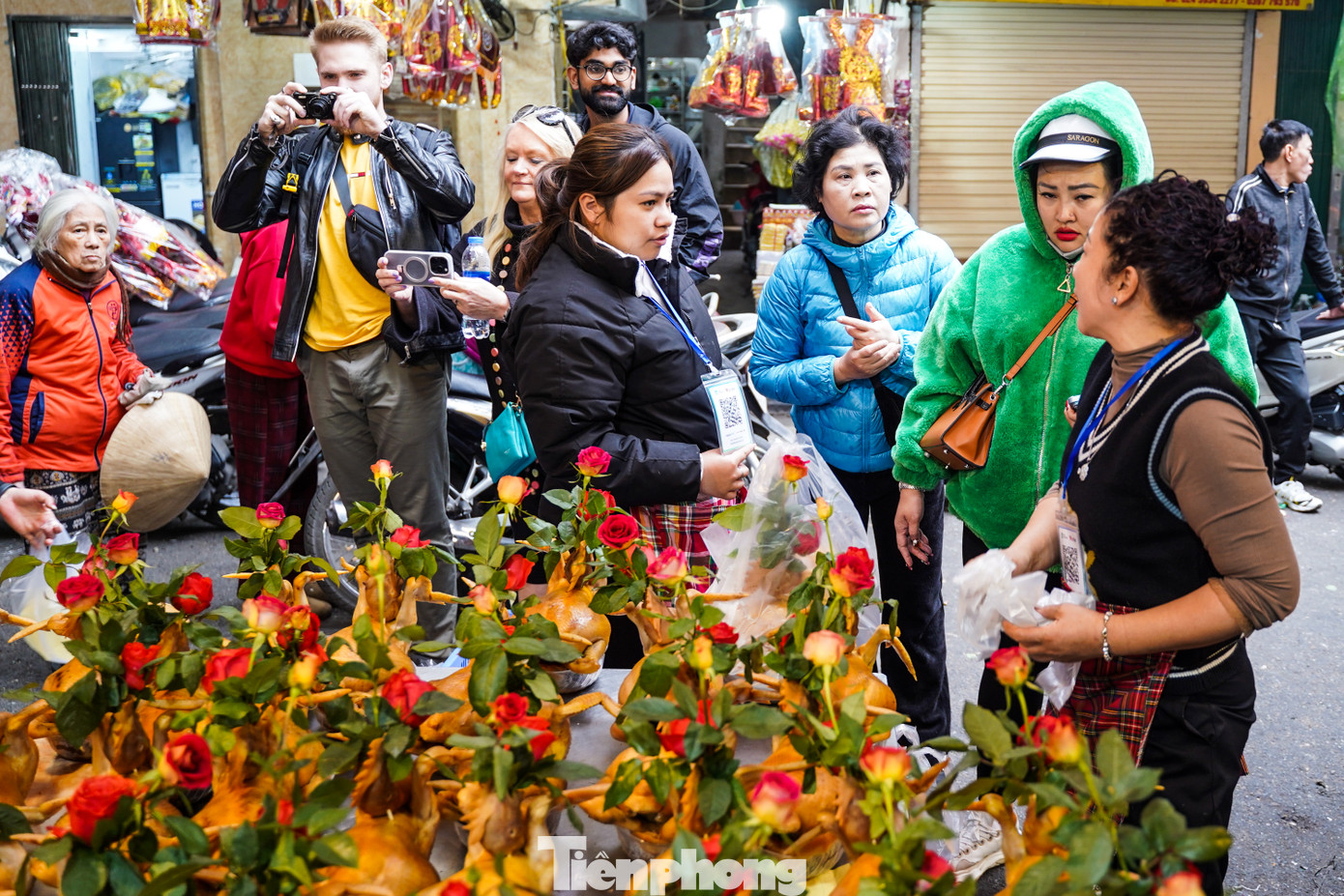 Chợ Hàng Bè (Hoàn Kiếm, Hà Nội) là địa chỉ quen thuộc với người dân thủ đô từ xưa tới nay, nổi tiếng với thực phẩm tươi ngon, tinh tế, mang "chất riêng" của ẩm thực Hà Nội. Chợ Hàng Bè cũng nổi tiếng với mức giá đắt đỏ nên còn được gọi là "chợ nhà giàu" giữa phố cổ.