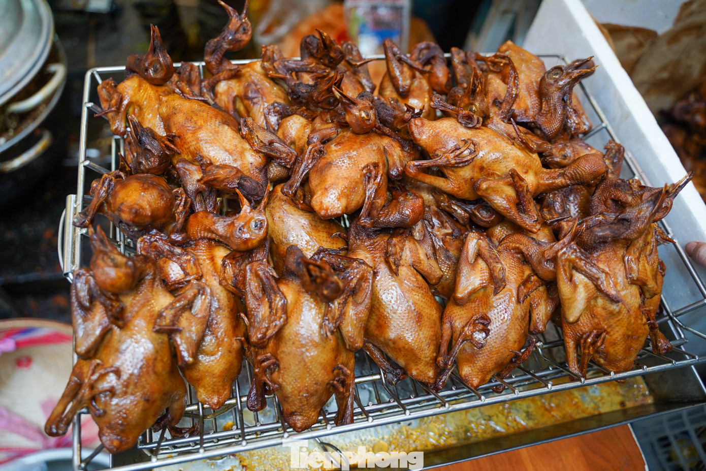 Bên cạnh gà ngậm hoa hồng thì chim quay cũng là mặt hàng thu hút khách. Giá chim quay dao động từ 150.000 - 200.000 đồng/con.