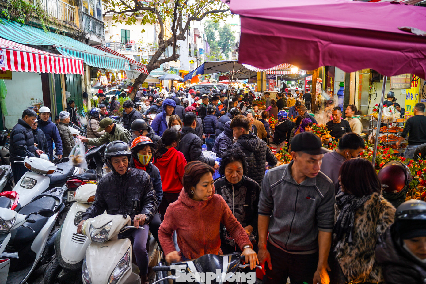 Ghi nhận của PV, từ sáng sớm 29 Tết, các quầy hàng ở chợ Hàng Bè đều đông khách xếp hàng với mong muốn mua được thực phẩm tươi ngon. Các ngả đường trong chợ đều chật ních người và xe.