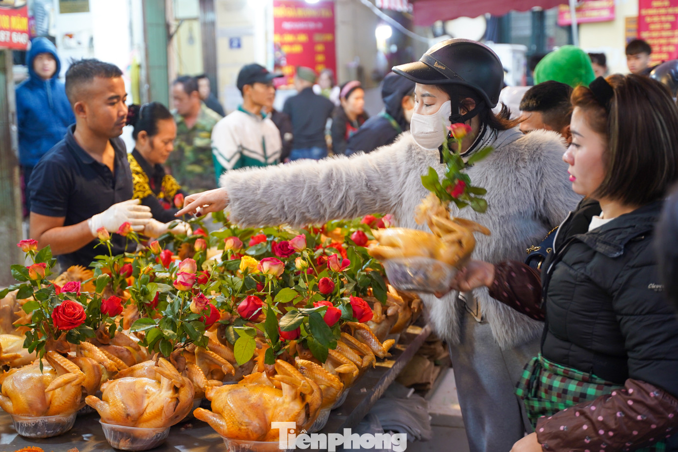 Từ sáng sớm rất đông người đổ về chợ Hàng Bè để mua gà ngậm hoa hồng.