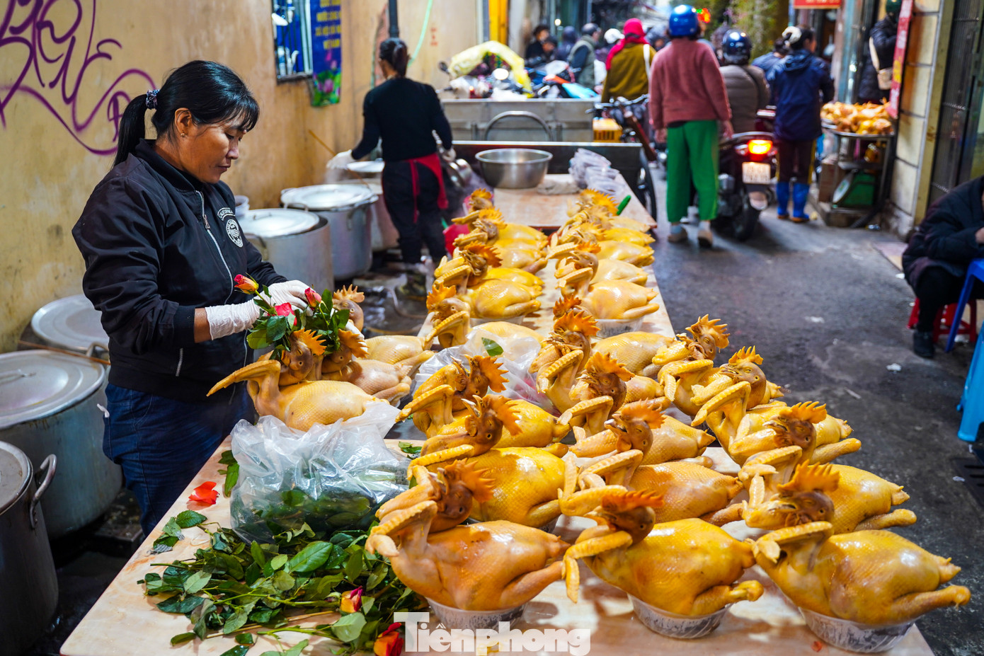 Gà được các cửa hàng chuẩn bị liên tục để bán.