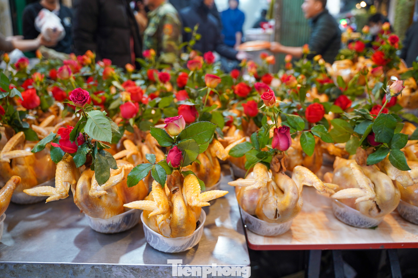 Từ sáng sớm rất đông người đổ về chợ Hàng Bè để mua gà ngậm hoa hồng.