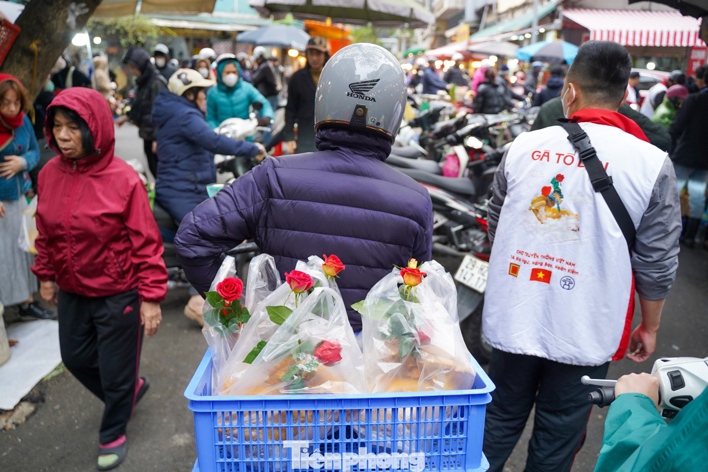 Những người giao hàng của quán chạy hết công suất trong ngày hôm nay.
