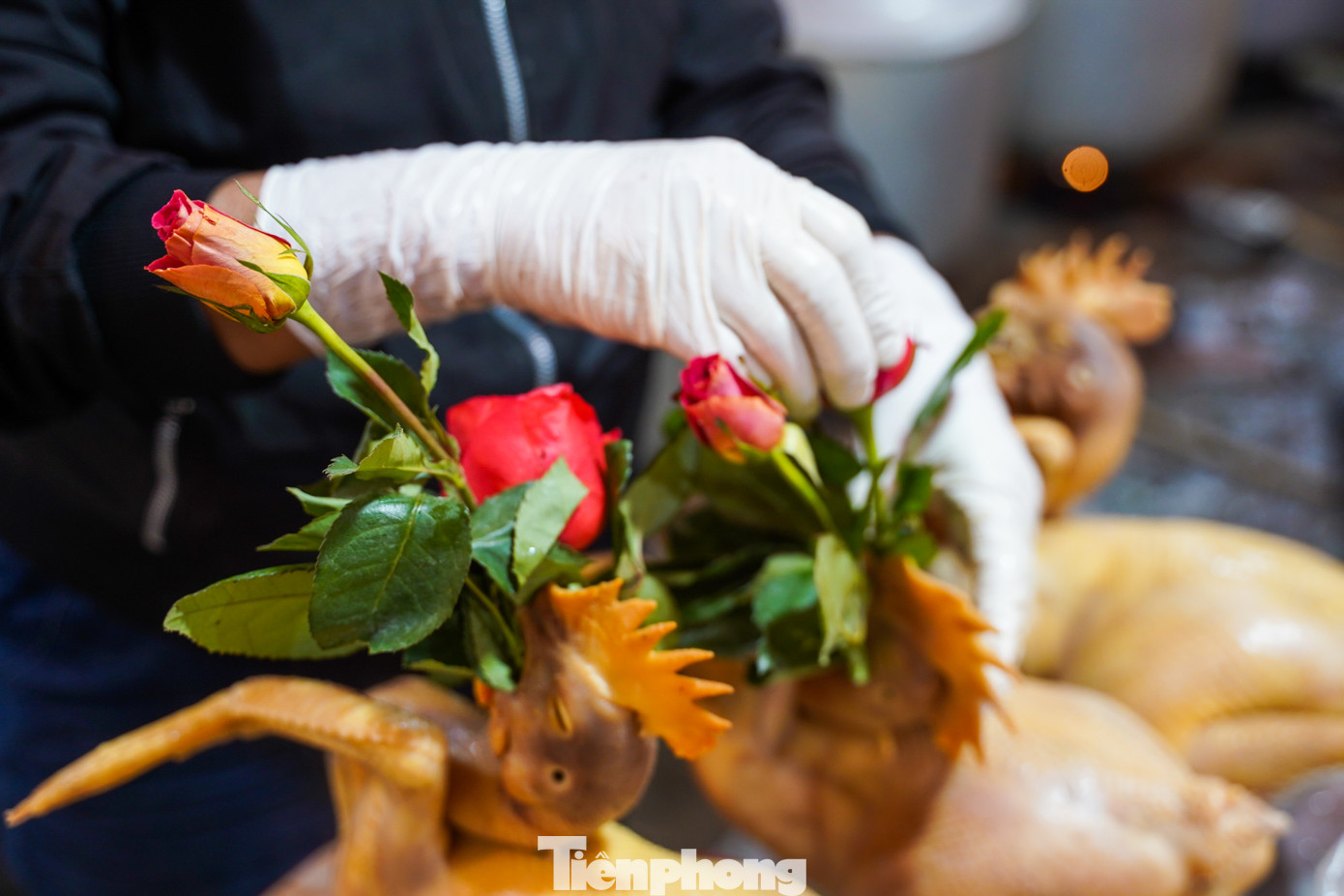 Gà được các cửa hàng chuẩn bị liên tục để bán.