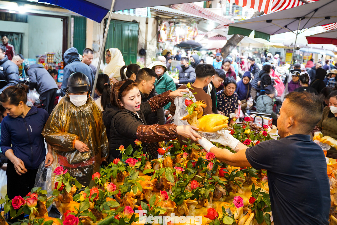 Từ sáng sớm rất đông người đổ về chợ Hàng Bè để mua gà ngậm hoa hồng.