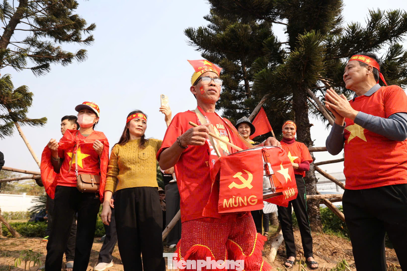 Từ rất sớm đã có rất nhiều người hâm mộ có mặt tại quanh khu vực sân bay Nội Bài để chào đón đội tuyển Việt Nam trở về sau chức vô địch ASEAN Cup 2024.