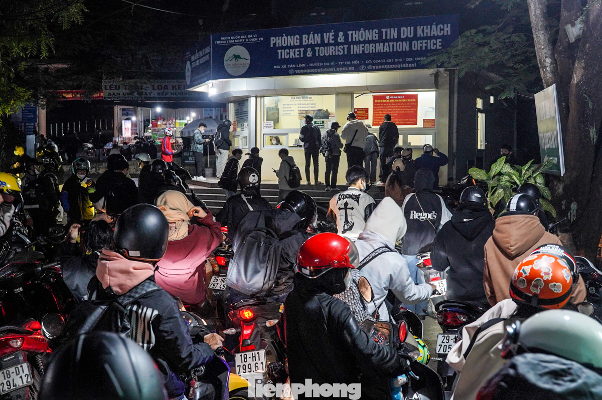 Hoa dã quỳ đang vào độ đẹp nhất trong năm, từ 4 giờ sáng tại cổng vườn Quốc gia Ba Vì đã chật cứng, đông đảo bạn trẻ đã có mặt để xếp hàng mua vé vào tham quan.