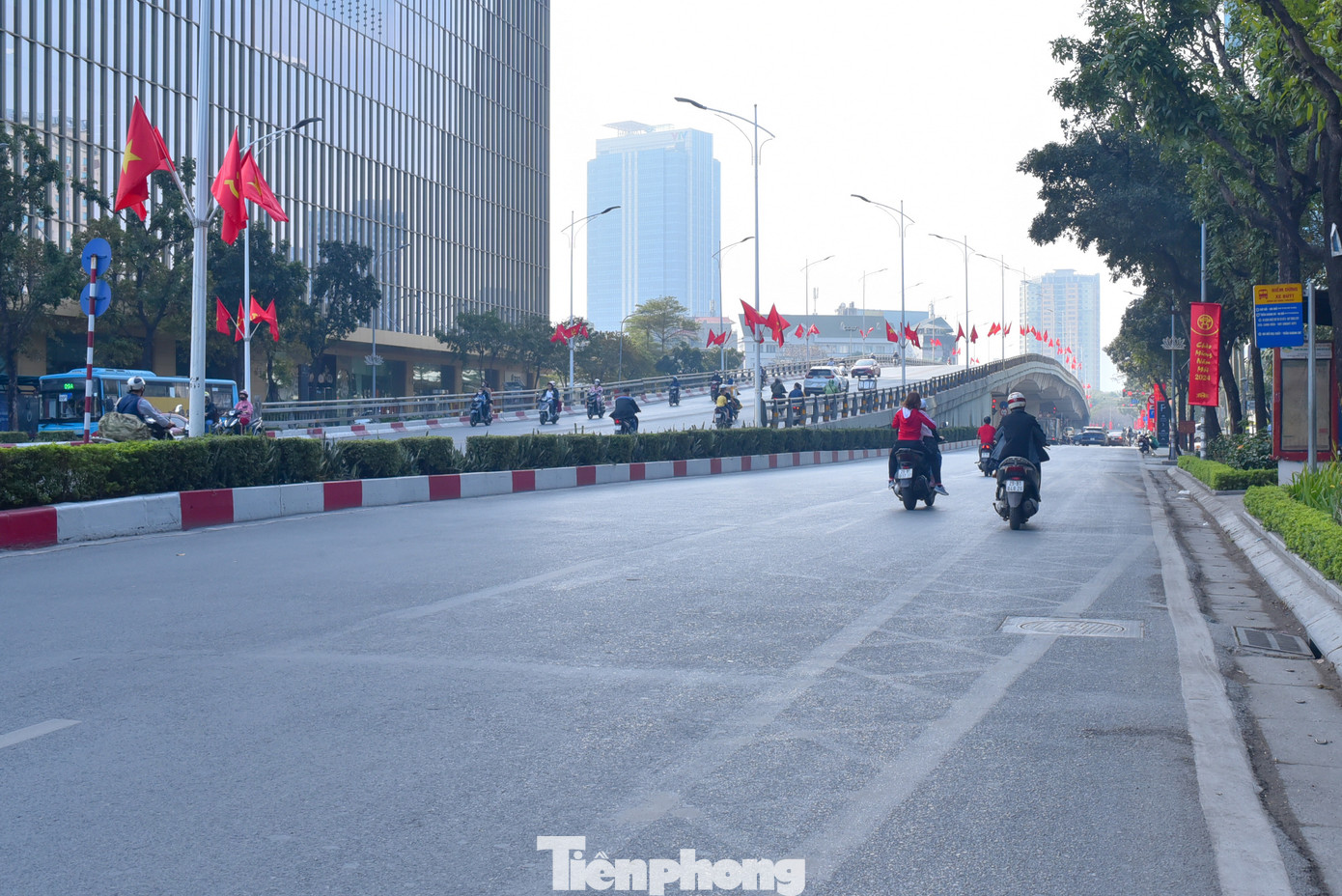 Theo Trung tâm Dự báo khí tượng thủy văn quốc gia, ngày 1/1 trên địa bàn thành phố Hà Nội nhiều mây, đêm mưa nhỏ vài nơi, sáng sớm sương mù, trưa chiều giảm mây hửng nắng. Đêm và sáng sớm trời rét. Nhiệt độ thấp nhất 18-20 độ C, cao nhất 25-27 độ C.