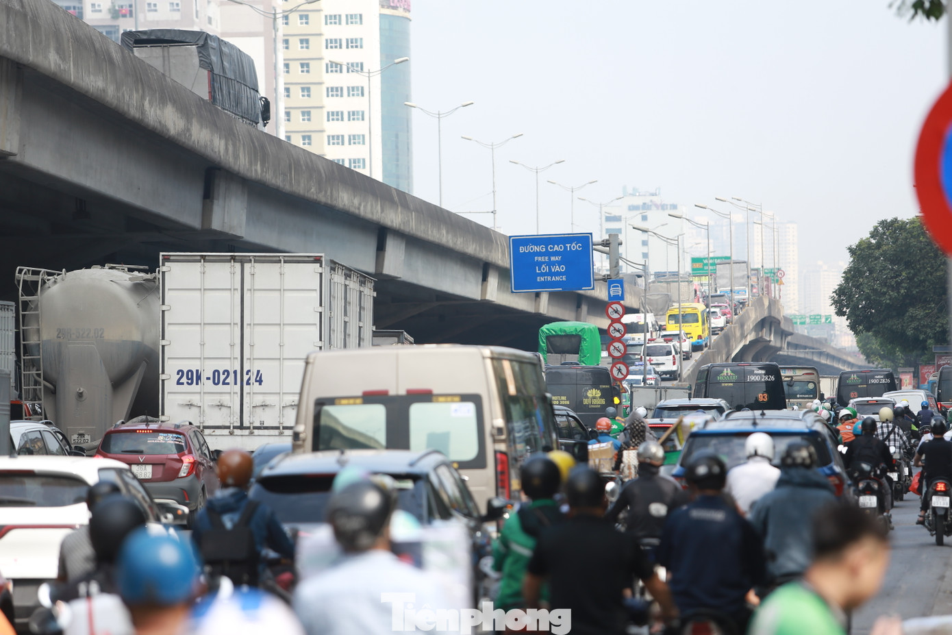 Đường Phạm Hùng không còn chỗ trống lúc 15h30 phút chiều 29/4.