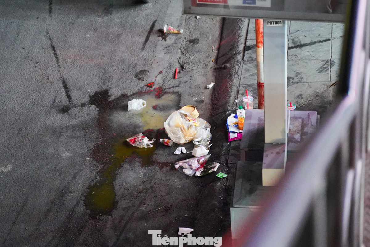 Sau mỗi cuộc vui chơi, người đã rời đi và để lại nhiều rác thải thực phẩm, lon bia dưới chân cầu, vỉa hè.