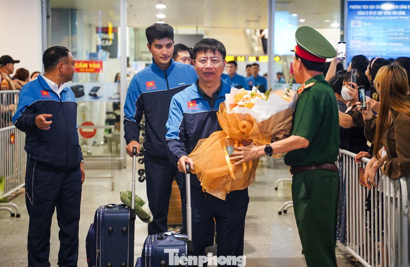 Thiếu tướng Trương Quang Hoài - Phó Hiệu trưởng Trường Sĩ quan Lục quân 1, trao những bó hoa tươi thắm tặng các cán bộ, quân nhân Việt Nam trở về từ Liên bang Nga.