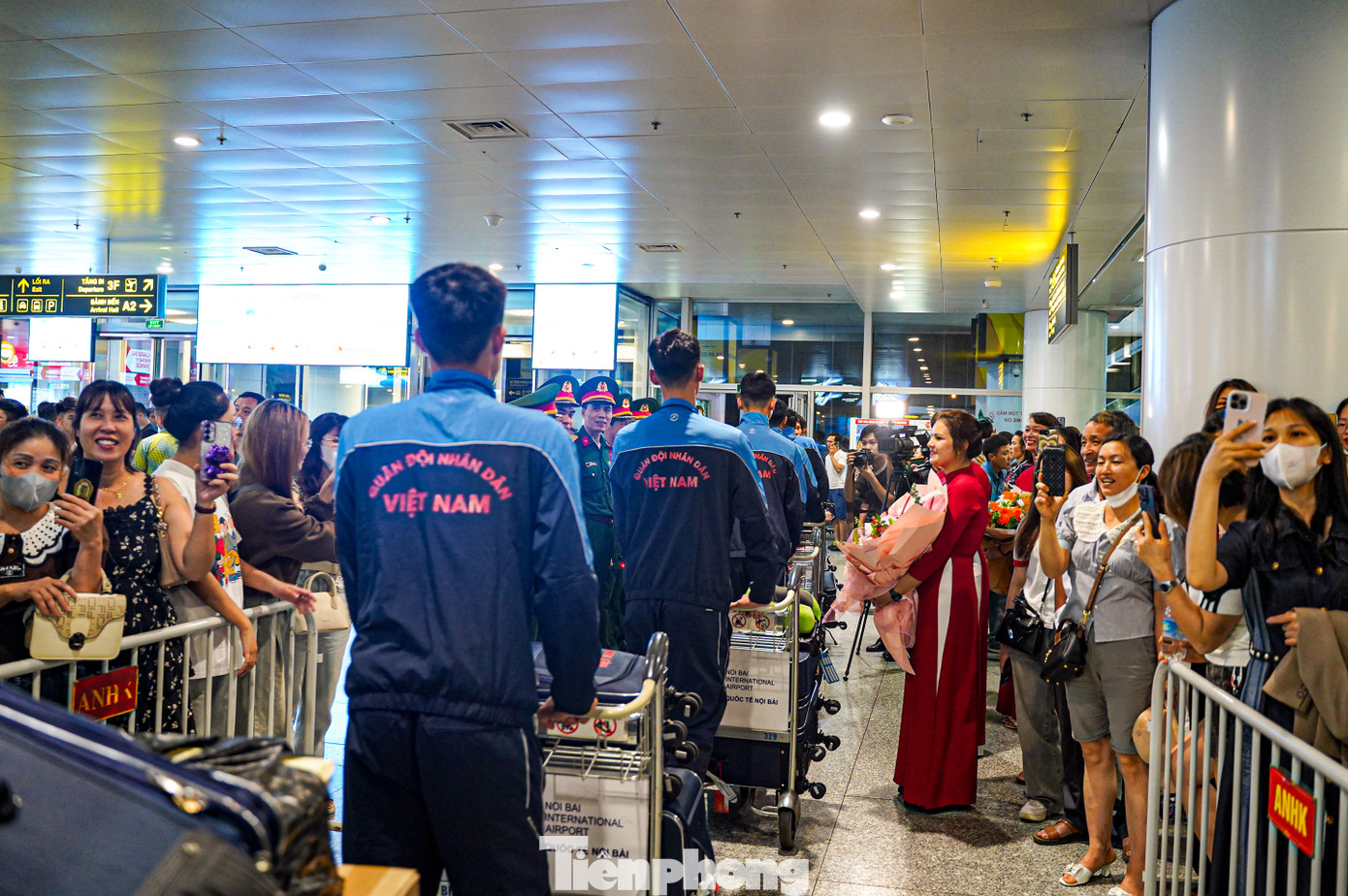 Nhiều người dân và gia đình các cán bộ, chiến sĩ có mặt từ sớm tại sân bay để đón đoàn trở về.