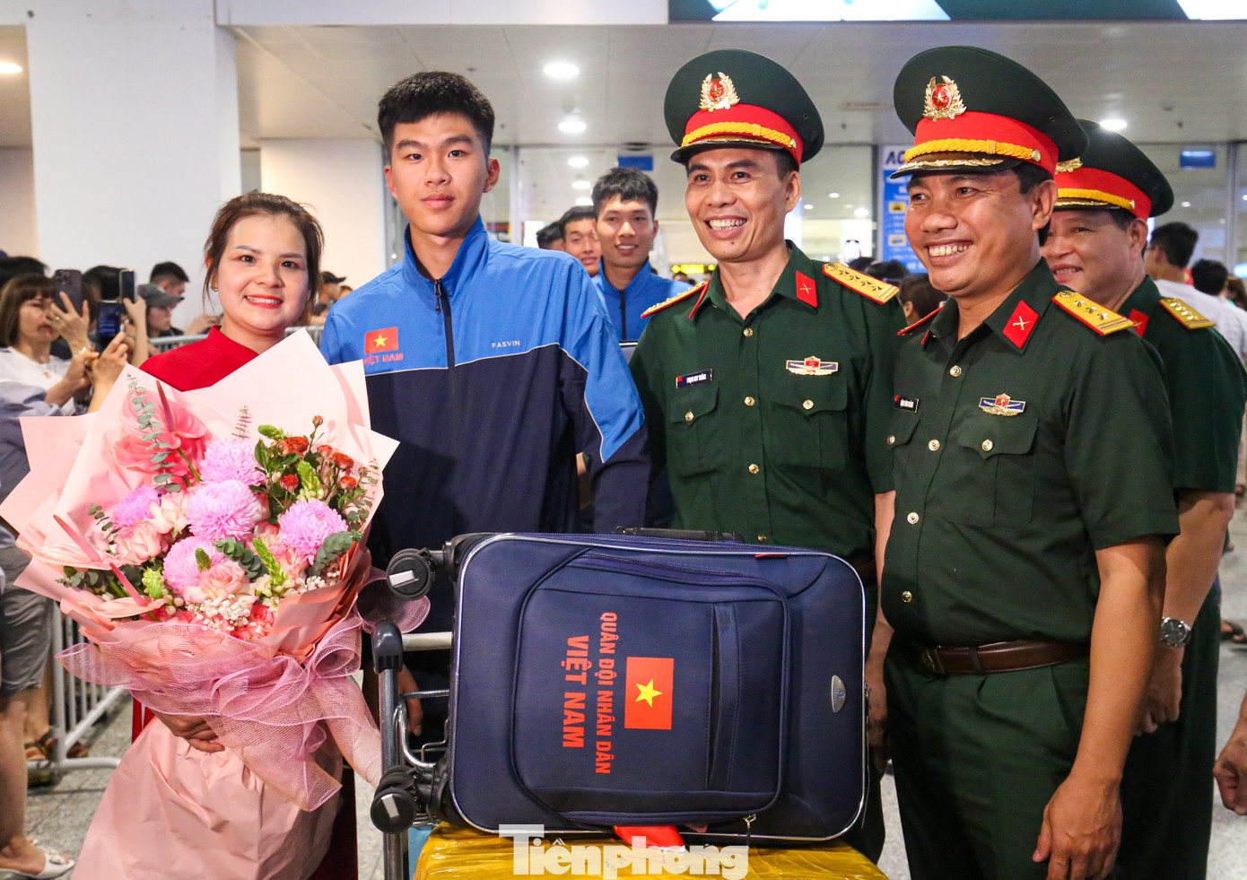 Các cán bộ, chiến sĩ chụp ảnh lưu niệm cùng gia đình và đồng đội tại sân bay.