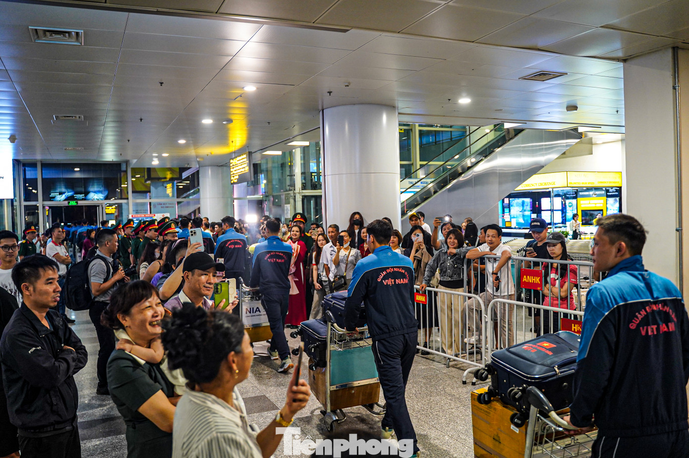 Nhiều hành khách, người dân chào đón đoàn quân nhân tại sân bay.