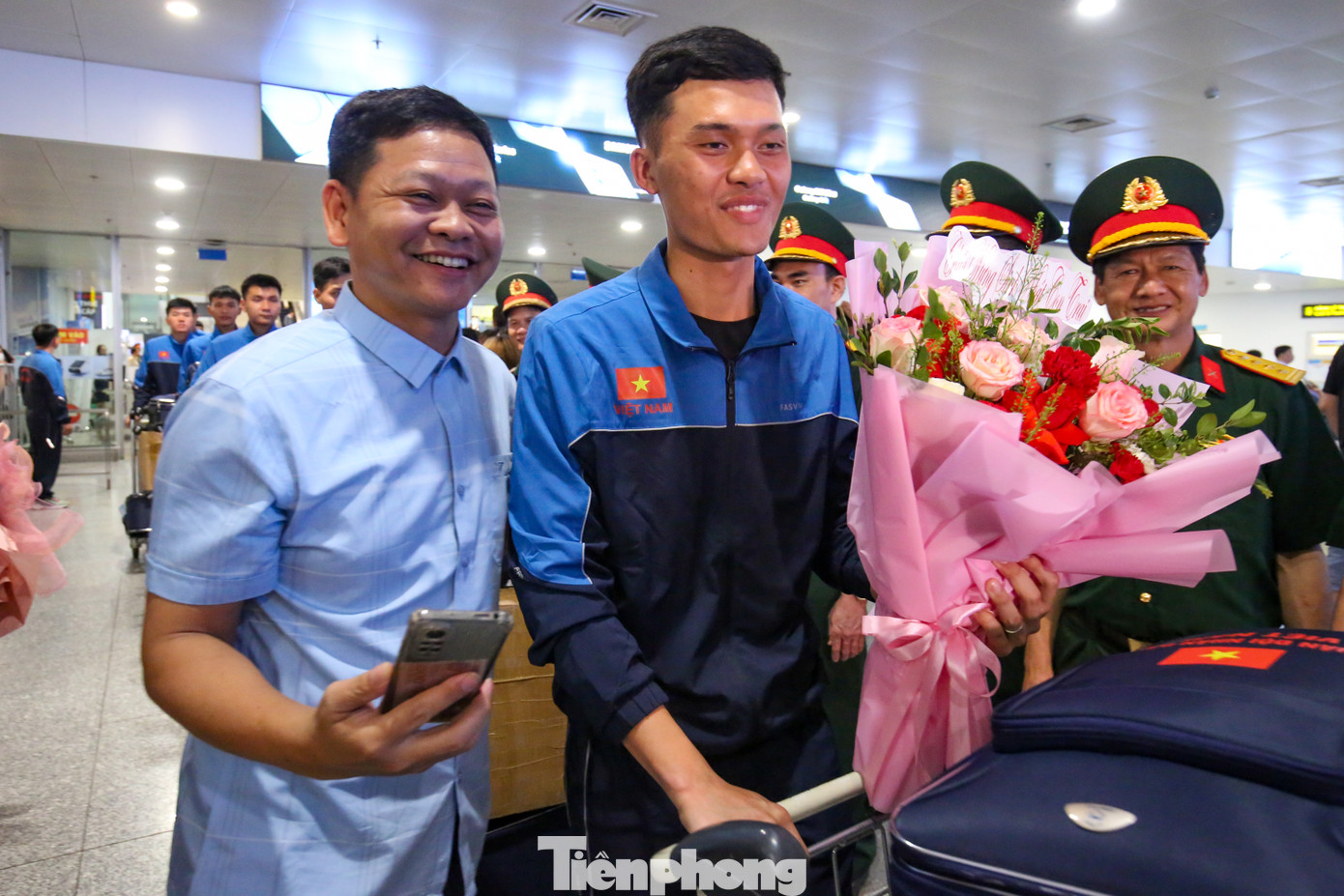 Các cán bộ, chiến sĩ chụp ảnh lưu niệm cùng gia đình và đồng đội tại sân bay.