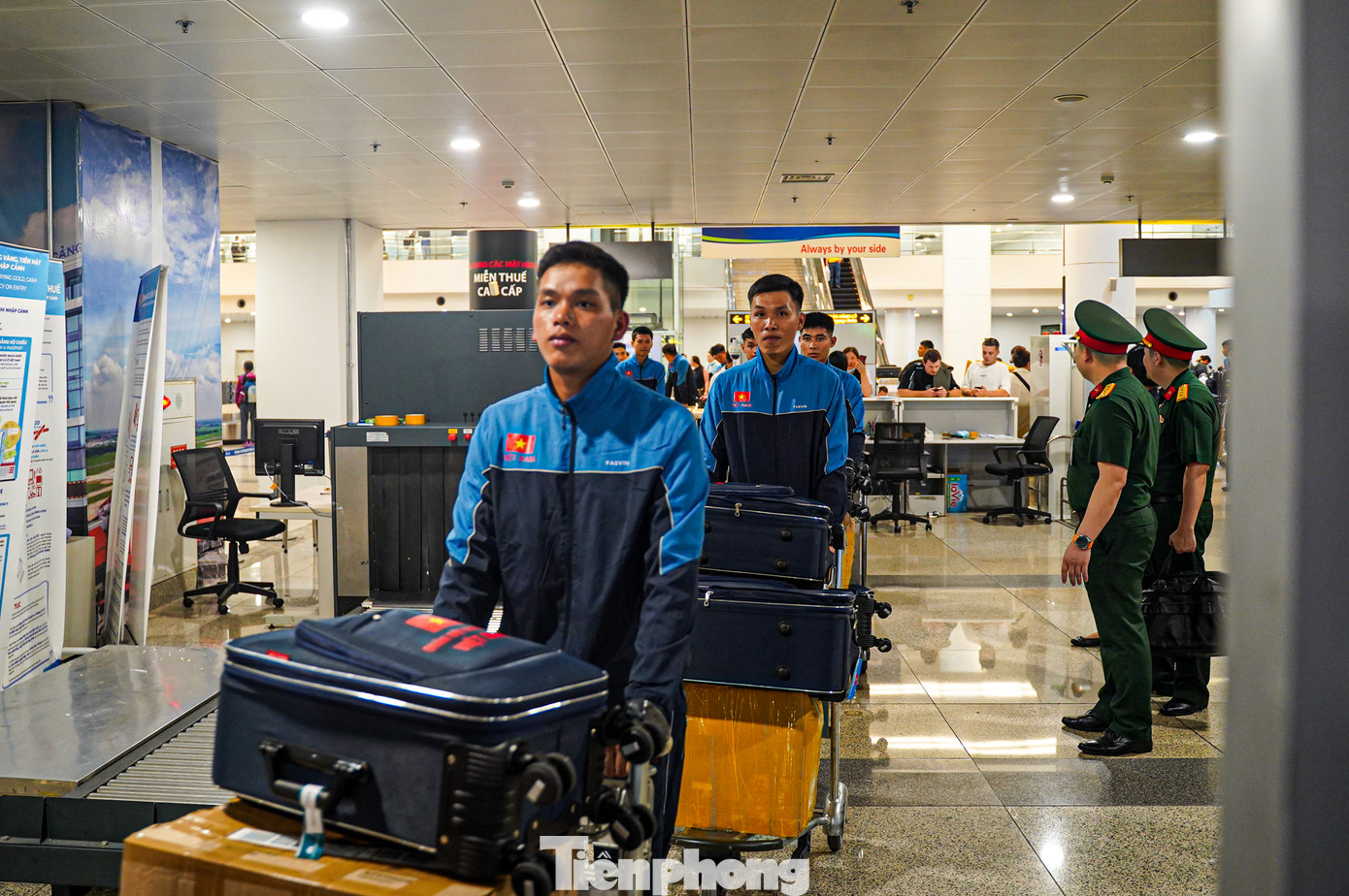 Khoảng 21h, chuyến bay VN62 chở đoàn quân nhân Việt Nam đã hạ cánh an toàn xuống sân bay quốc tế Nội Bài.