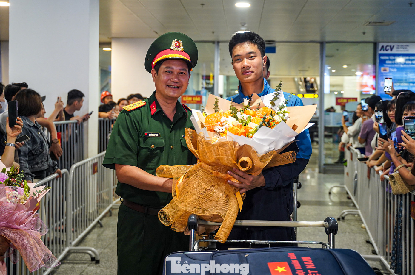 Các cán bộ, chiến sĩ chụp ảnh lưu niệm cùng gia đình và đồng đội tại sân bay.