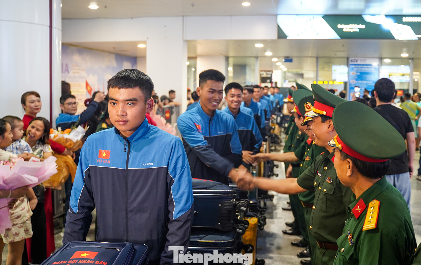 Khối duyệt binh của Việt Nam gồm 68 quân nhân, có chiều cao từ 1,8 m trở lên. Đây là những quân nhân có thể hình cân đối, thực hiện động tác điều lệnh nhanh, mạnh, chuẩn xác.