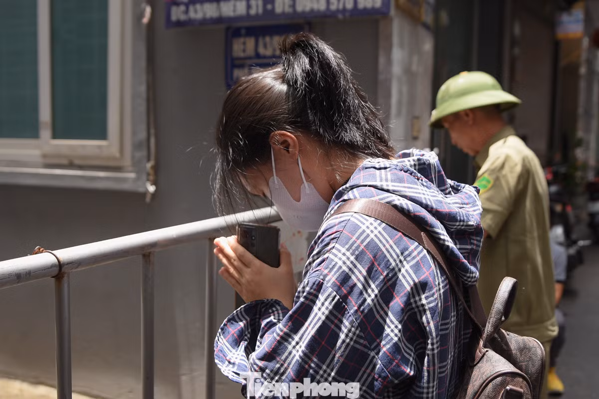 Tranh thủ giờ đi học về chị Đỗ Thị Hiền ghé qua nơi xảy ra vụ cháy để thắp hương cho các nạn nhân xấu số. Hiện tại lực lượng chức năng đang khám nghiệm hiện trường nên chị Hiền tranh thủ vái vọng phía bên ngoài. Chị Hiền cho biết: "Tôi nghe tin có 2 bạn cùng huyện tôi không may mất trong vụ cháy, thật sự rất bàng hoàng và thương tiếc. Đây là sự mất mát to lớn với các gia đình nạn nhân, rất mong người thân sớm vượt qua nỗi đau này".