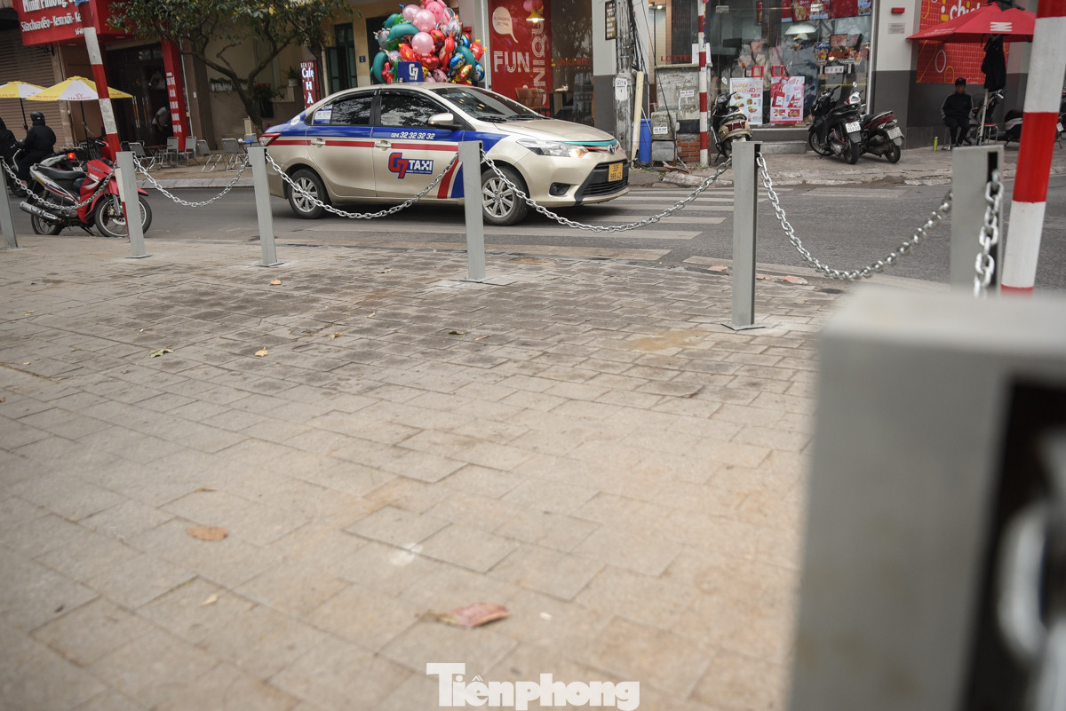 Đoạn vỉa hè hồ Trúc Bạch (quận Ba Đình) cũng được quây rất kỹ để không có bất kỳ phương tiện nào có thể leo lên.